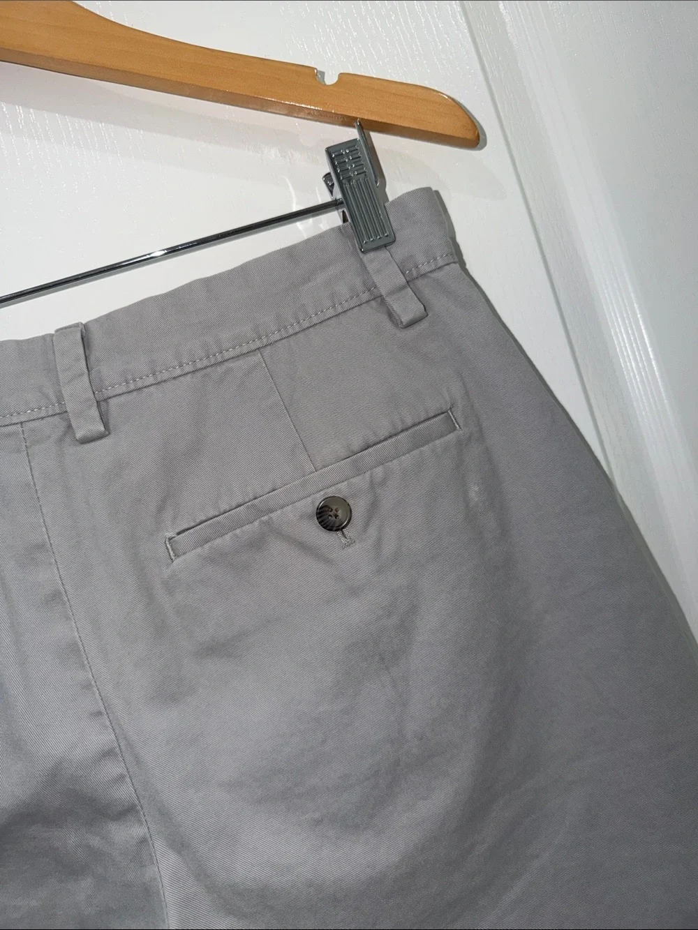 Banana Republic Aiden Light Gray Men's Flat Front Chino Shorts size 30”